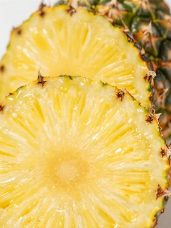 Tuore, viipaloitu ananas maalaishenkisellä puupöydällä