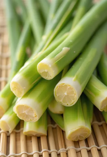 Kuivattua sitruunaruohoa ja jauhettua sitruunaruohomaustetta keittiötasolla