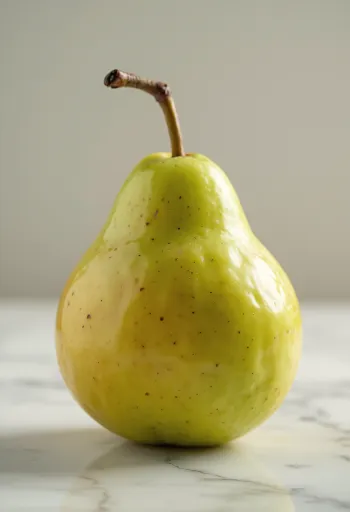 Tuoreita vihreitä ja keltaisia päärynöitä leikkuulaudalla, kokonaisina ja viipaloituna