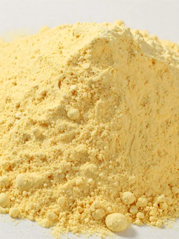 Maissijauhoa keraamisessa kulhossa, keltaista jauhemaista jauhoa puupinnalla