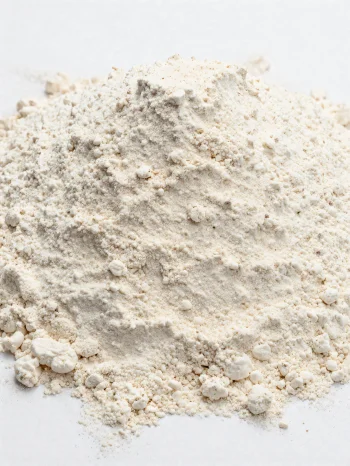 Spelttijauhoa keraamisessa kulhossa, luonnollinen vaaleanruskea sävy