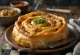 Leikattuja lihabörek-paloja tarjoiluvadilla