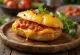 Bunny chow juustolla, mausteisella tomaattikastikkeella ja juustoraasteella