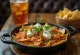 Chilaquiles habanero-salsalla tarjoiltuna, smetanan ja korianterin kera