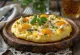 Frittata munakoisolla ja feta-juustolla pannussa paistettuna, tuoreella persiljalla ripoteltuna