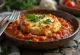 Saganaki tomaattikastikkeessa, tarjoiltuna fetan ja persiljan kera