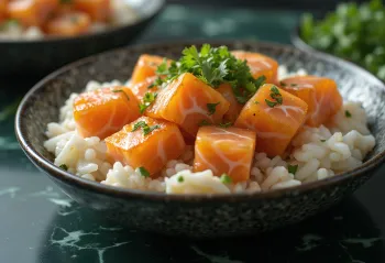 Paistettu lohi-Oyakodon, kananmunalla ja riisipohjaisella kastikkeella