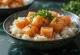 Paistettu lohi-Oyakodon, kananmunalla ja riisipohjaisella kastikkeella