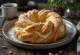 Kringle marsipaanitäytteellä punotussa kranssimuodossa, kullanruskeaksi paistettuna