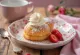 Zeppole mascarpone-täytteellä, tuoreilla mansikoilla koristeltuna