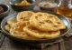 Makki Ki Roti hunajalla, rapea maissileipä tarjoiltuna hunajan kera