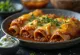 Enchilada, mausteisella tomaattikastikkeella, juustoraasteella ja tuoreella korianterilla tarjoiltuna