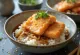 Paistettu lohi-katsudon, riisi, tarjoiltu soijakastike-sipulikastikkeella