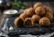 Kullanruskeita, rapeita haggis-pyöryköitä tarjoiluvadilla