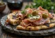 Piadina kinkulla ja vihreillä oliiveilla tarjoiltuna