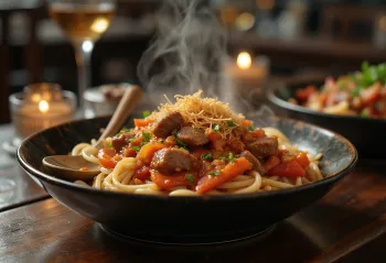 Lagman tomaattikastikkeella, vihanneksilla ja tuoreella persiljalla tarjoiltuna