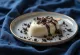 Magnum Cookie & Cream -jäätelö valkosuklaakuorrutteella ja keksinpaloilla tarjoiltuna