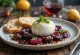 Burrata ja paahdetut punajuuret, tarjoiltuna tuoreen persiljan, oliiviöljyn ja balsamiviinietikan kanssa