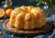 Panettone appelsiininkuorella, manteleilla koristeltuna