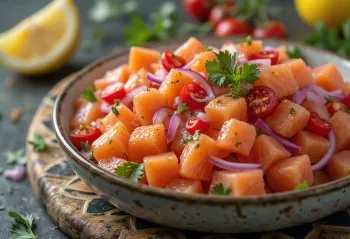 Lomi-lohi sitruunamehulla, lohta, tomaattia ja tuoreita yrttejä
