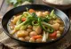 Sinigang soijalla, vihanneksilla tarjoiltuna