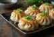 Korealainen mandu rapealla taikinalla tarjoiltuna
