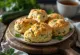 Kesäkurpitsa-juustoscone tarjoiltuna