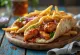 Amerikkalaistyylinen gyros-voileipä BBQ-kastikkeella, tuoreilla vihanneksilla ja ranskalaisilla