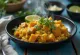 Kurpitsa-kvinoa-wokki currytahinilla ja tofulla tarjoiltuna