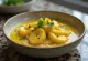 Moqueca tarjoiltuna mangolla, kalalla ja kookosmaidolla