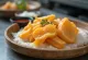 Satsumaimo tempura tuoreena tarjoiltuna, rapea ja kullanruskea lautasella