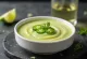 Jalapeño-sitruuna-tequilakastike tarjoiluastiassa