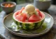 Subak Bingsu tarjoiltuna tuoreella vesimelonilla ja mantelilla