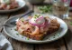 Smørrebrød sillillä ja sipulilla, tarjoiltuna tuoreen persiljan kera