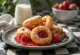 Zeppole mansikkahillolla täytettynä, tomusokerilla ripoteituna, maalaismaisella vadilla