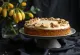 Banaani-saksanpähkinäkakku mascarpone-kermalla ja pähkinöillä koristeltuna