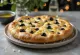 Rosmariini-mustaoliivifocaccia tarjoiltuna