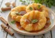 Luchi tarjoiltuna makealla tamarind-kastikkeella