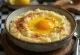 Arroz doce munankeltuaisella, kanelilla ja sitruunankuorella tarjoiltuna