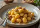 Hunaja-saksanpähkinägnocchi tarjoiltuna
