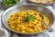 Moong Dal Fry runsailla mausteisilla mauilla, tuoreilla korianterinlehdillä.