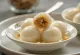 Maapähkinä-tangyuan, kiinalainen jälkiruoka riisijauhopalloilla, tuoreella korianterilla
