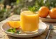 Appelsiini-inkiväärismoothie lasissa