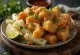 Chicharrón con yuca rapealla porsaanlihalla ja kullanruskeaksi paistetulla yucalla tarjoiltuna