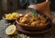 Klassinen tagine kanalla, runsailla kasviksilla ja mausteisella kastikkeella