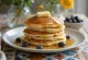 Amerikkalaisia pannukakkuja tarjoiltuna