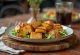 Tofu-anticucho - grillattuja tofuvartaita, tuoreella salaatilla