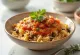Koshari mausteisella oliiviöljyllä, egyptiläinen ruoka riisistä, linsseistä ja makaronista, rikkaassa mausteisessa oliiviöljyssä ja tomaattikastikkeessa