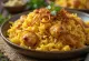 Biryani tarjoiltuna korianterin ja sahramin kera