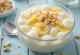 Chè banaanilla, tapioka-vietnamilainen kookosjälkiruoka banaaniviipaleilla tarjoiltuna